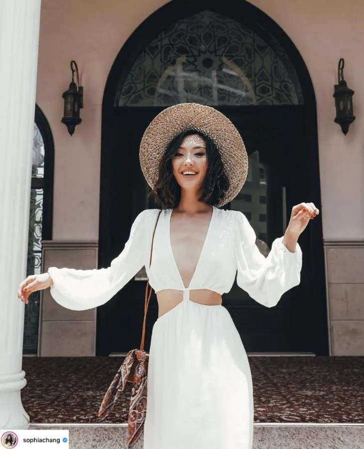 Chiếc đầm trắng maxi đơn giản (Ảnh: Instagram@sophiachang)