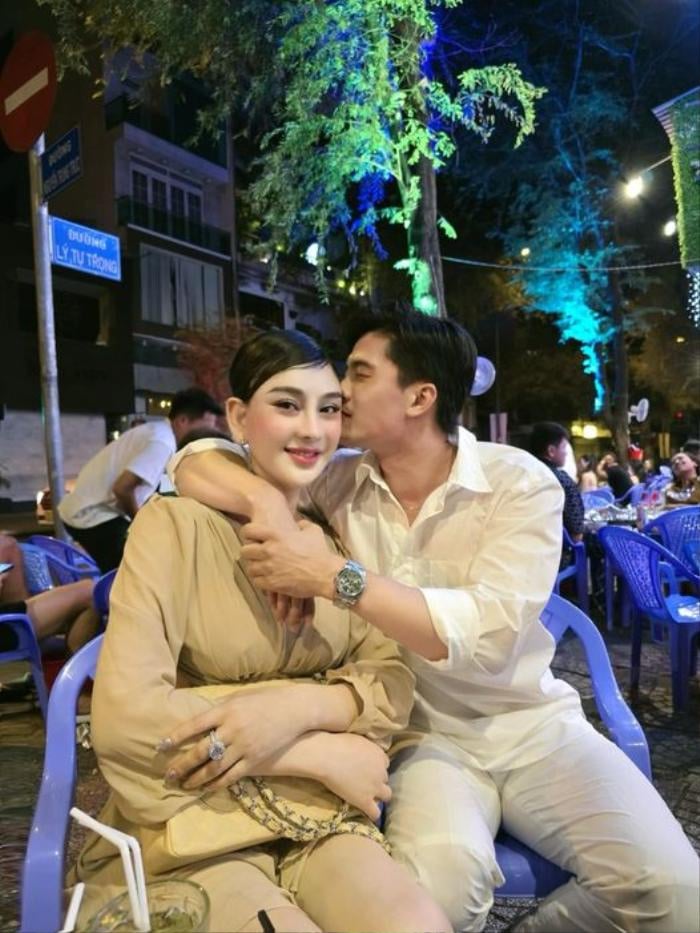  Lâm Khánh Chi chia sẻ kèm ảnh anh chàng sinh năm 1994 tình tứ đặt nụ hôn lên má cô.