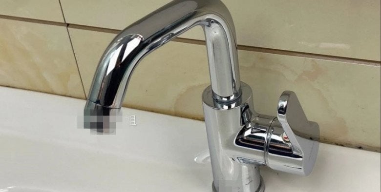 Trong nhà, vòi nước inox thường trở nên bẩn sau một thời gian sử dụng.