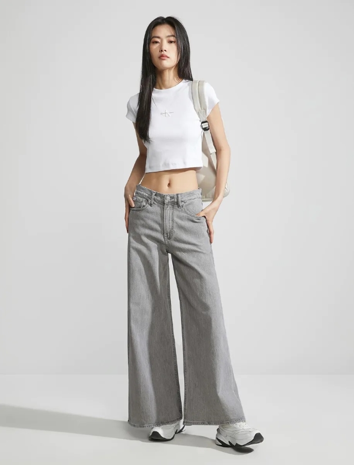 Sylet quần ống jeans rộng của Bella Hadid phối với áo phông croptop khoe khéo eo thon hoàn hảo
