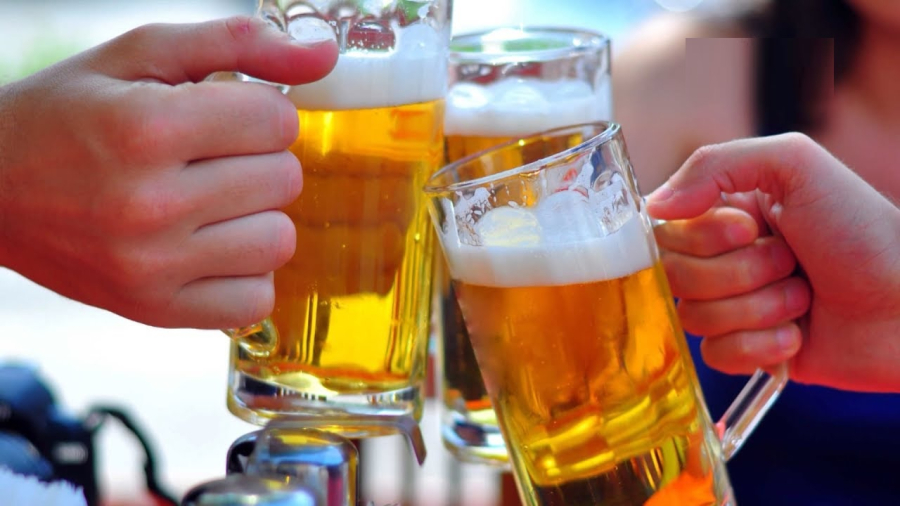 Uống bia có giúp giải nhiệt mùa hè là thắc mắc được nhiều người quan tâm.