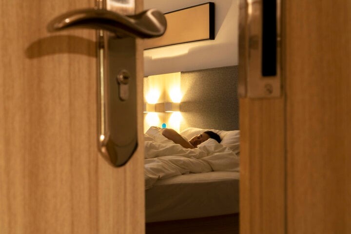 Mở cửa phòng ngủ vào ban đêm có thể mang lại cảm giác mát mẻ và thoải mái nhờ không khí lưu thông; tuy nhiên, không phải lúc nào việc này cũng là lựa chọn tốt nhất.

