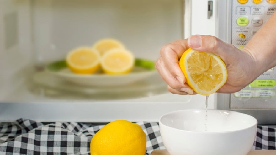 Khi vắt chanh vào tủ lạnh, axit citric sẽ phản ứng với các vết bẩn và mảng bám, làm mềm và loại bỏ chúng một cách dễ dàng.