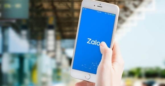 Khởi động ứng dụng Zalo trên điện thoại của bạn và đăng nhập vào tài khoản cá nhân của mình.
