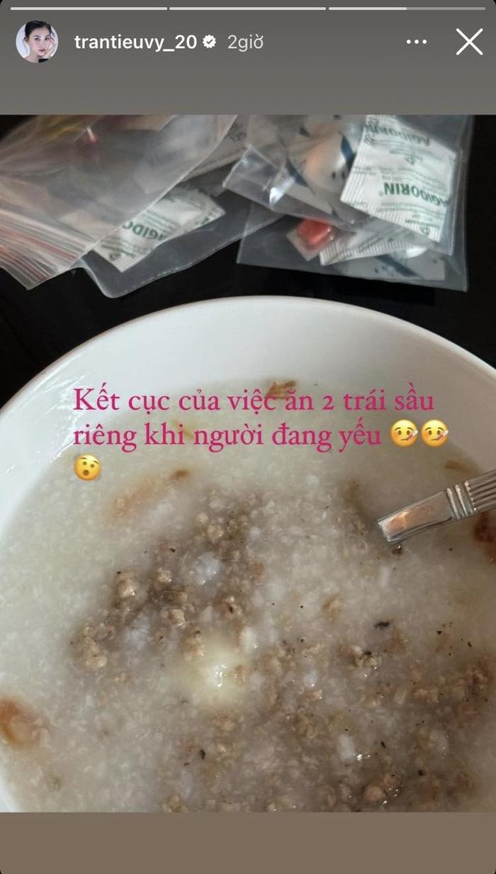 Tiểu Vy đăng tải một bức ảnh chụp cận cảnh chén cháo thịt bằm trên mạng xã hội. 