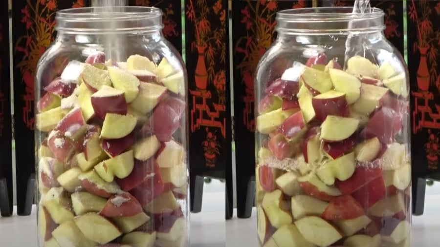 Bạn có thể tự làm giấm táo tại nhà chỉ bằng 3 nguyên liệu đơn giản là táo, đường và nước đun sôi để nguội.