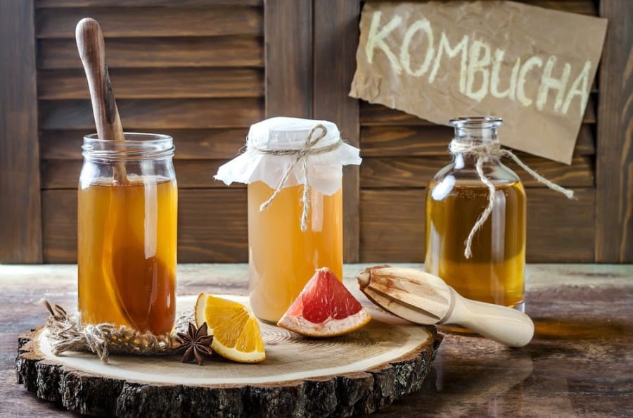 Kombucha là một loại trà lên men giàu probiotic, giúp duy trì sức khỏe hệ vi sinh đường ruột