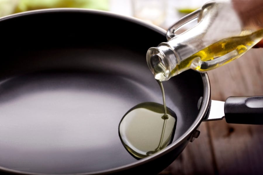 Bạn nên đổ dầu vào chảo chống dính trước rồi mới đặt lên bếp.