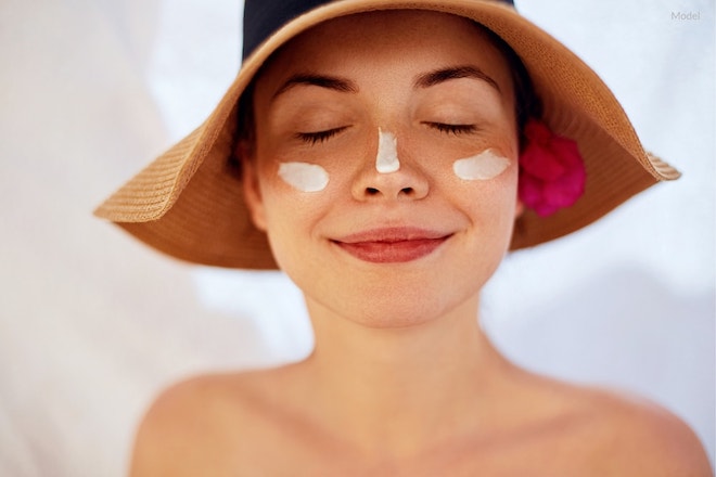 Bạn nên lựa chọn những sản phẩm phù hợp để vừa chống nắng nhưng vẫn dưỡng da hiệu quả.