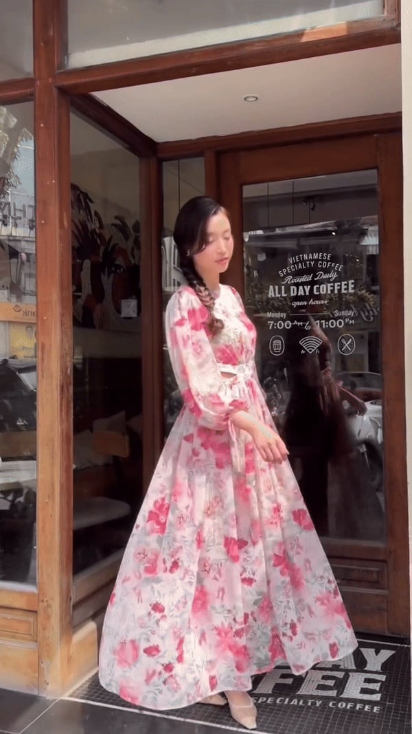 Trong video mới nhất chia sẻ lên mạng xã hội, người đẹp 9X diện đầm dài hoa nhí tone màu hồng ngọt ngào. 
