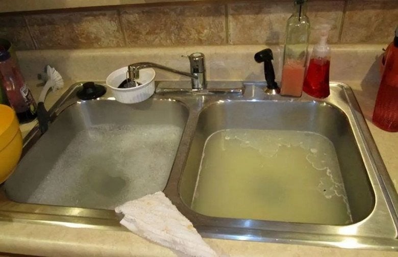 Khi rửa bát, hãy loại bỏ vết dầu mỡ trên bát và dụng cụ nấu nướng trước khi đặt chúng vào bồn rửa. 