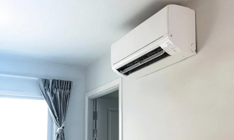 Lí do là không khí trong căn phòng với điều hòa đóng kín thường chứa đựng nhiều chất độc hại hơn 2-5 lần so với không khí bên ngoài. 