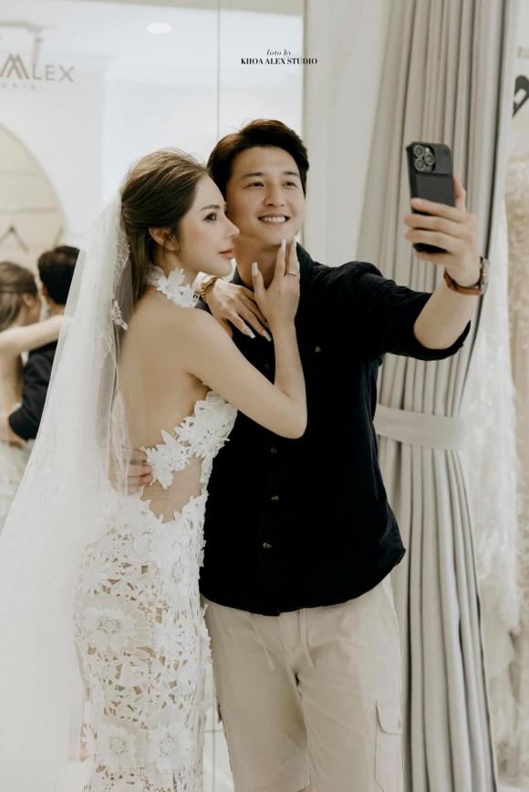 Huỳnh Anh và Bạch Lan Phương thử đồ cưới.  