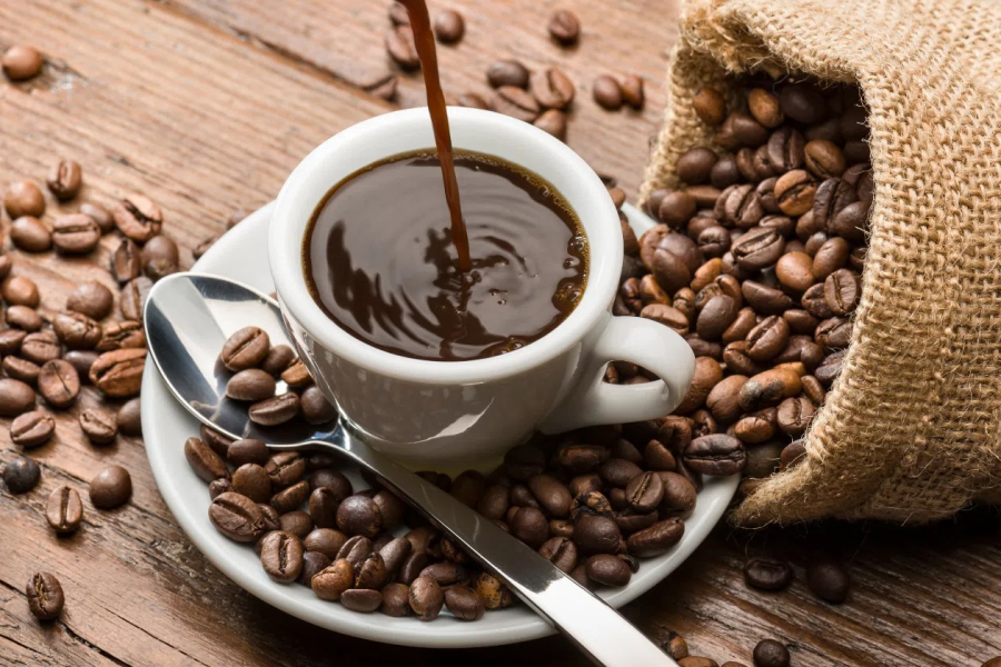 Caffeine trong cà phê có khả năng tăng cường trao đổi chất, giúp cơ thể đốt cháy nhiều calo hơn
