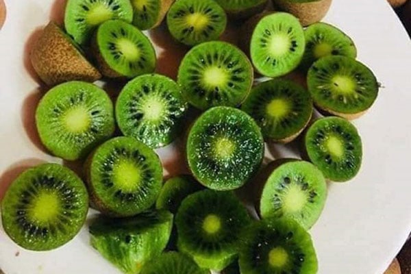 Điểm nổi bật của kiwi rừng là vị chua đặc trưng, thậm chí chua hơn cả chanh