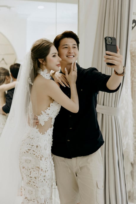 Cả hai gây chú ý khi đăng tải khoảnh khắc thử trang phục trước ngày chụp ảnh cưới.