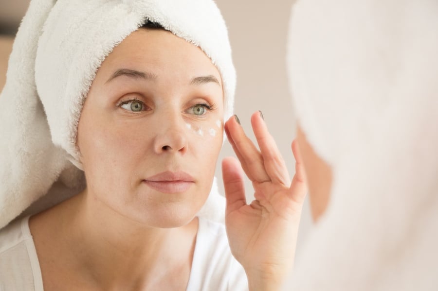 Hãy sử dụng các sản phẩm dưỡng ẩm, làm dịu da mắt như nước hoa hồng, serum hoặc kem mắt chuyên biệt.