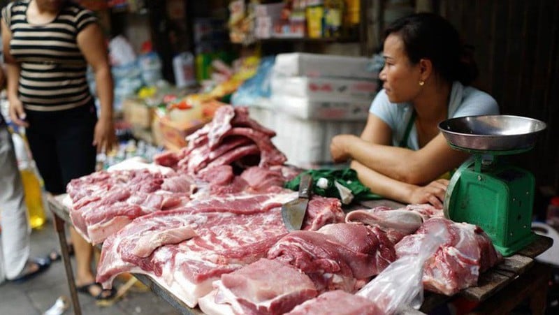 Người mua thịt phải cần hết sức lưu ý để không lấy phải miếng thịt bị tiêm nước ở chợ.