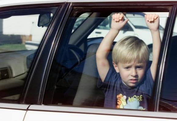 Nếu không may bị bỏ lại trên xe, hãy dạy trẻ liên tục bấm còi để thu hút người xung quanh