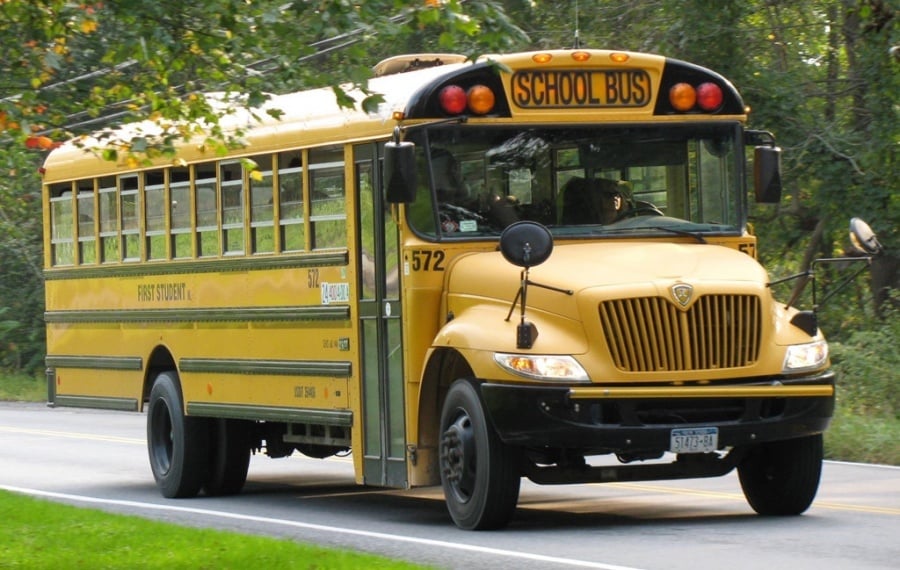 Theo số liệu của Tổ chức Yellow School Bus Advocate, đội xe buýt trường học của Mỹ là đội xe vận tải công cộng lớn nhất tại quốc gia này