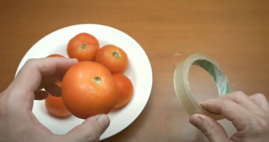 Dán băng dính vào phần cuống là một trong những cách bảo quản cà chua không cần tủ lạnh có hiệu quả tốt.
