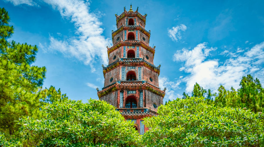 Chùa Thiên Mụ (hay còn gọi là Chùa Linh Mụ) là một trong những điểm đến tâm linh nổi tiếng nhất Việt Nam