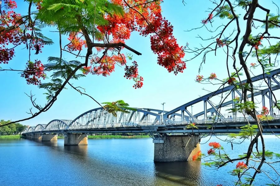 Cầu Tràng Tiền (còn gọi là Cầu Trường Tiền), bắc qua dòng sông Hương thơ mộng, được coi là biểu tượng tuyệt mỹ của Cố đô Huế