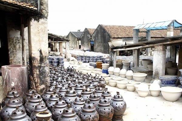 Làng gốm Bát Tràng ngày nay trở thành một điểm đến du lịch hấp dẫn, thu hút đông đảo du khách