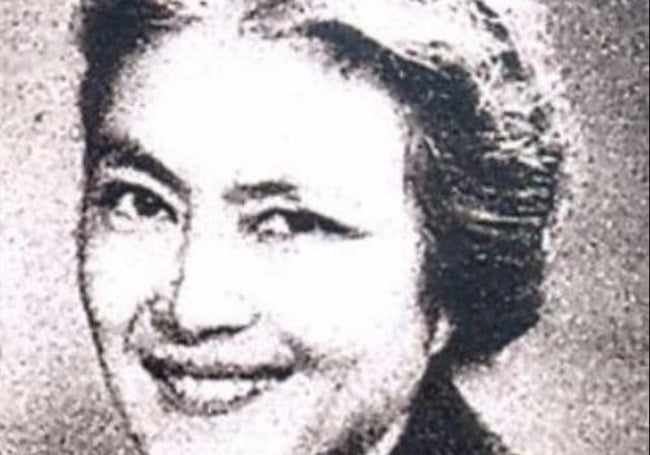 Tới năm 1904, Hàm Nghi đính hôn với cô Marcelle Laloe (1884-1974)