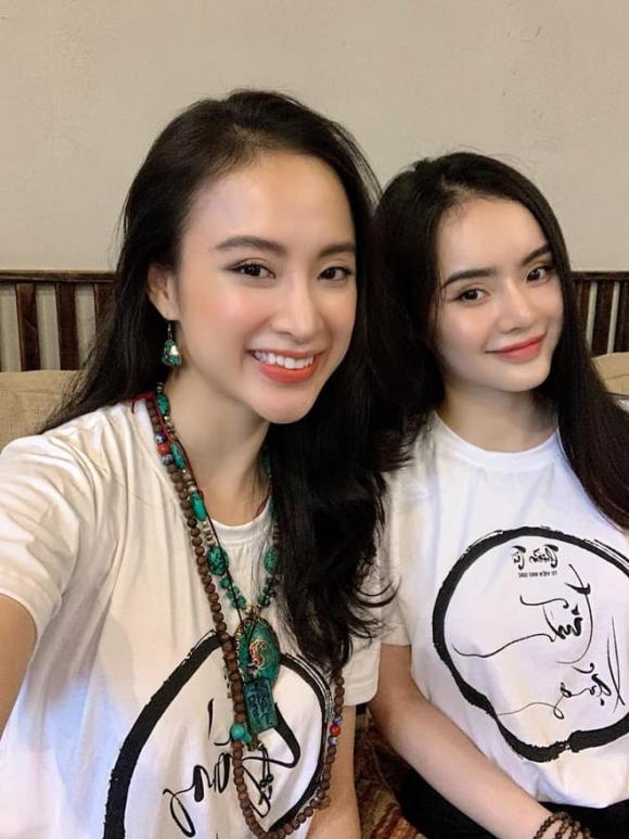 Angela Phương Trinh (bên trái) và em gái