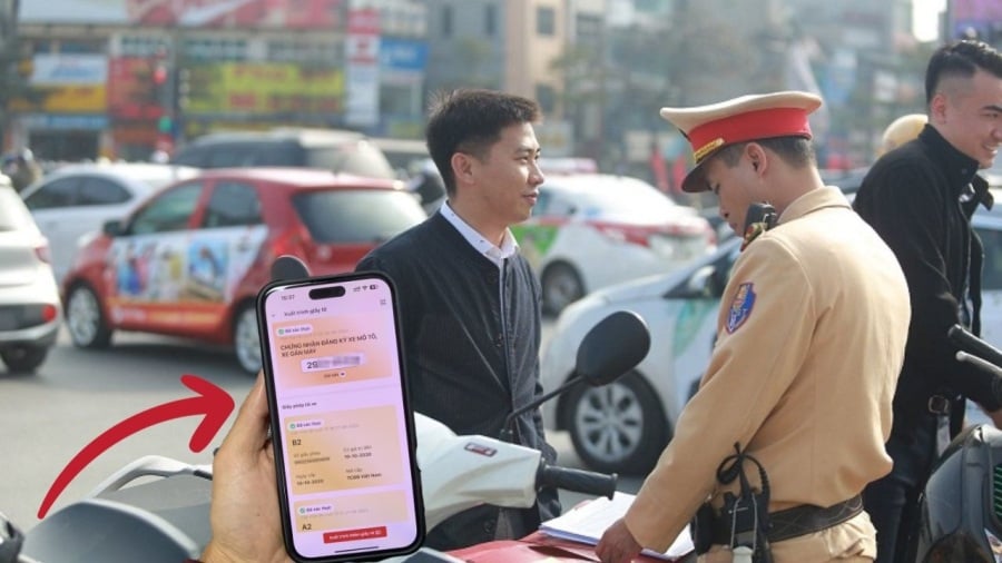 Người dân tích hợp giấy phép lái xe vào VNeID có thể xuất trình online khi CSGT kiểm tra
