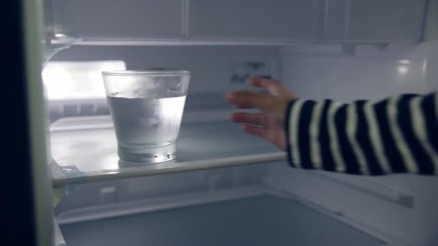 Đặt tô nước vào tủ lạnh    