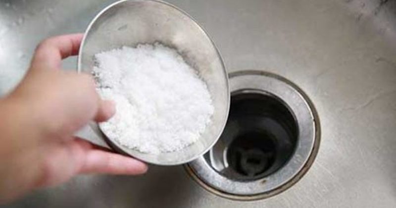 Để làm mềm nước cứng, bạn có thể thử cách sau: đổ một ít muối xuống cống qua đêm.