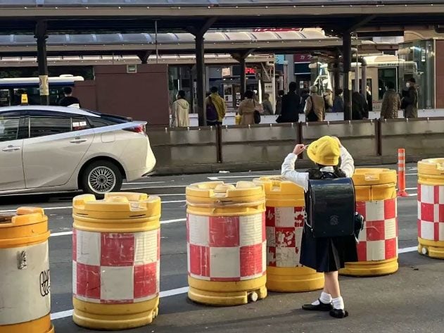 Tại Nhật Bản, những chiếc mũ vàng này không chỉ là phụ kiện thời trang mà còn đóng vai trò quan trọng trong việc đảm bảo an toàn giao thông cho học sinh tiểu học.