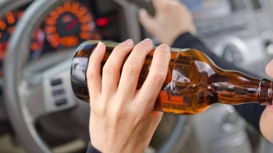 Chỉ uống một cốc bia, lái xe có bị kiểm tra và phạt nồng độ cồn không?