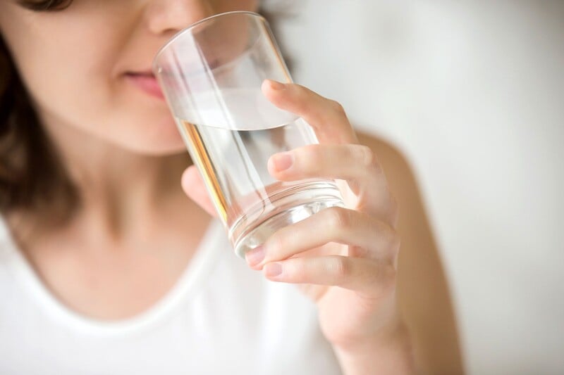 Uống nước lọc để chất độc giải phóng ra ngoài và không còn bị nóng trong người nữa.
