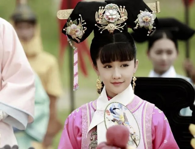 Sau khi vào cung, Gia Khánh lại dâng cô bé 13 tuổi cho cha mình, Thái Thượng Hoàng 88 tuổi