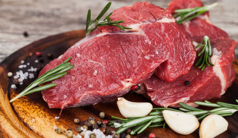 Để thịt bò mềm ngon, bổ dưỡng, bạn có thể ướp cùng nước tương và dầu ăn.