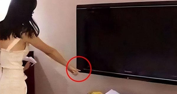 Vì sao cần rút ổ cắm TV ngay khi nhận phòng khách sạn?    