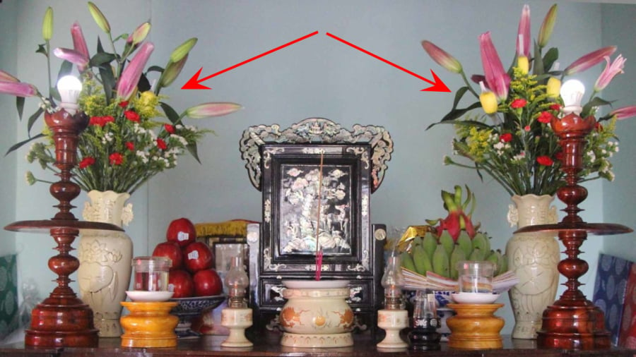 Gia chủ có thể đặt hai bình hoa trên bàn thờ.