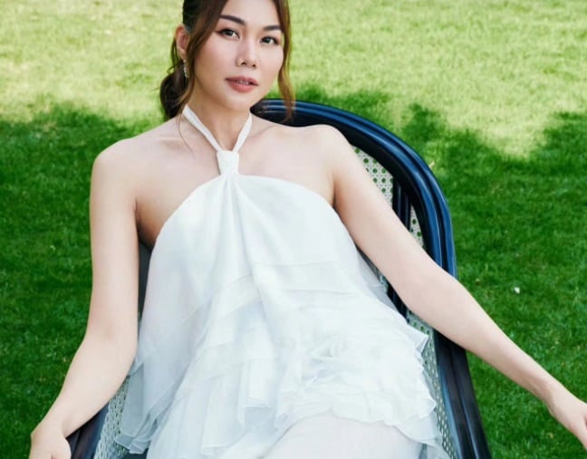 Bộ đồ màu trắng của Phạm Thanh Hằng ghi điểm yêu kiều, sang trọng nhờ thiết kế áo cổ yếm. 