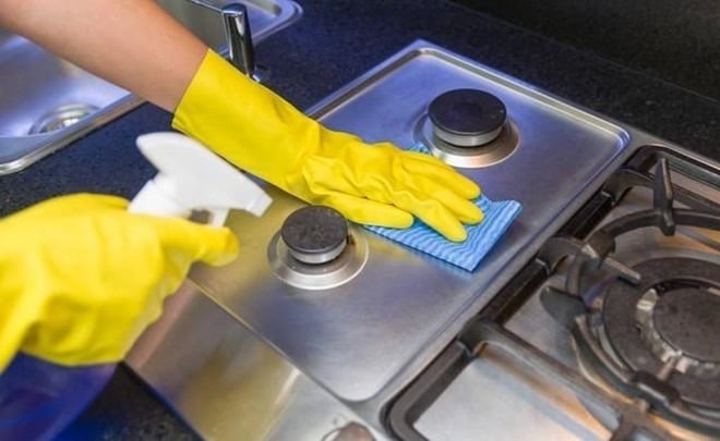 Dung dịch kết hợp giữa giấm trắng và dầu gió cũng có thể được sử dụng để làm sạch các vết dầu trên máy hút mùi và bếp nấu.