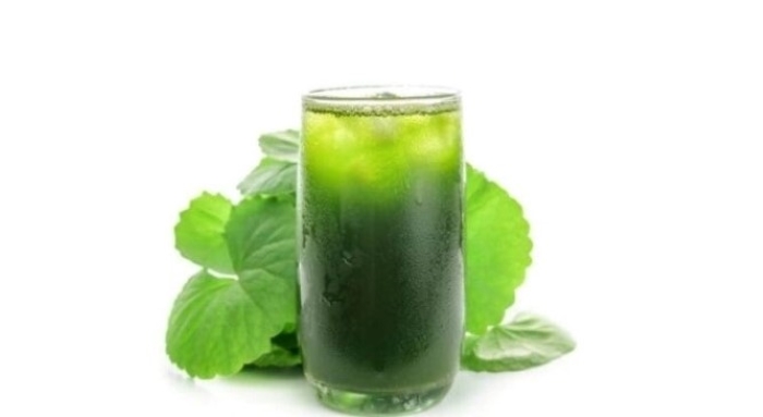 Nước rau má không chỉ là một loại thức uống tốt cho sức khỏe mà còn giúp cải thiện làn da.
