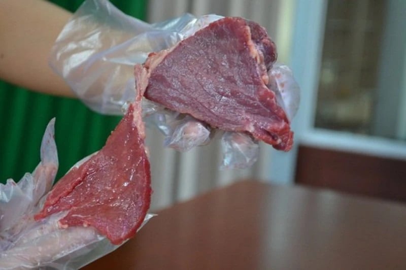 Thịt bò có mùi và dính nhớt nhất định không mua