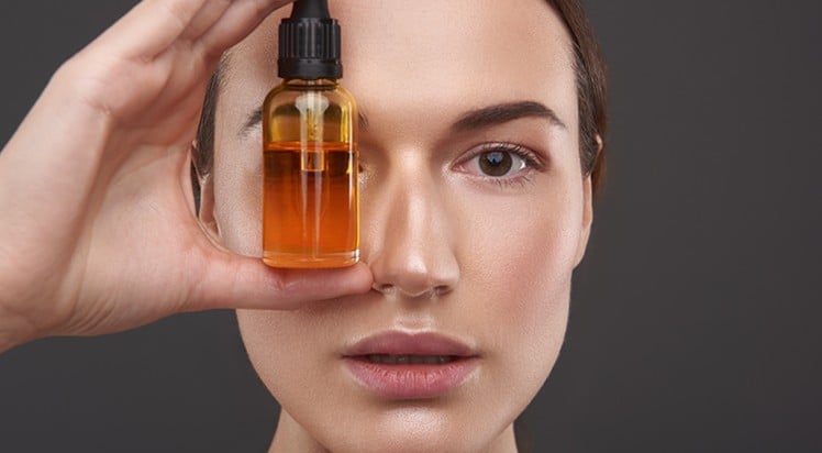 Một số loại tinh dầu thường được sử dụng trong chăm sóc da, cụ thể là thêm vào các công thức mỹ phẩm để tạo hương thơm, giúp thư giãn, làm dịu da...     