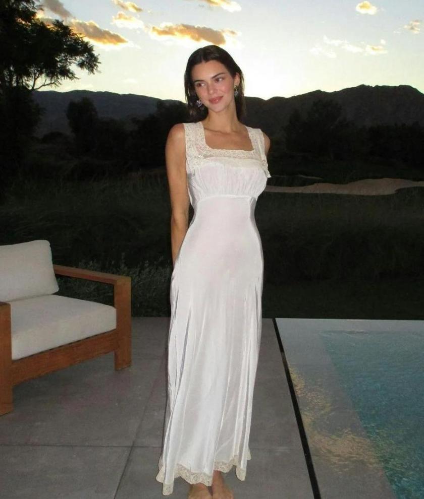 Những mẫu váy trắng được lòng Kendall Jenner thường ôm sát, tôn vóc dáng thon gọn.