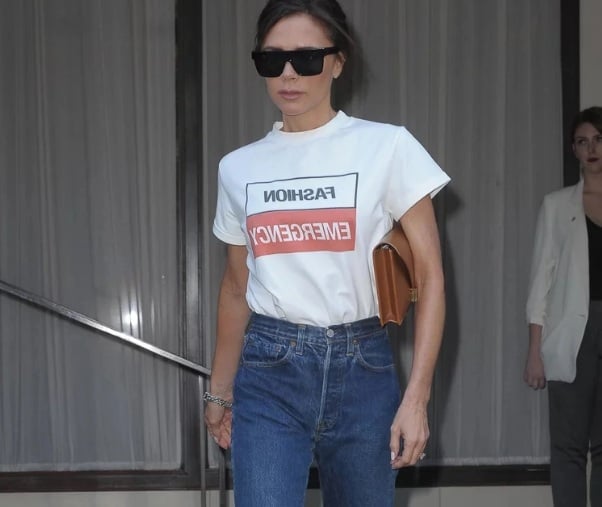 Kết hợp áo thun in chữ với quần jeans ống đứng, Victoria Beckham vô cùng trẻ trung.