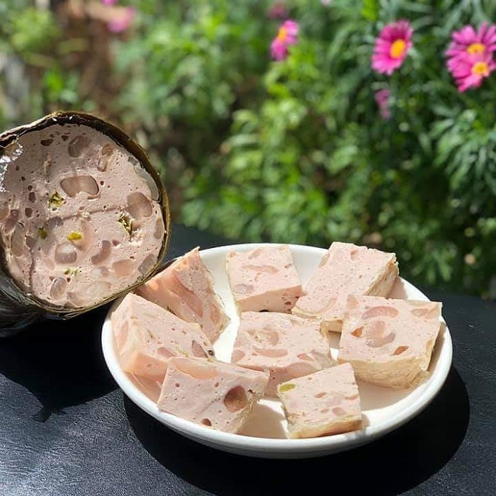 Phố Xuôi ở Hưng Yên được biết đến với món giò bì độc đáo