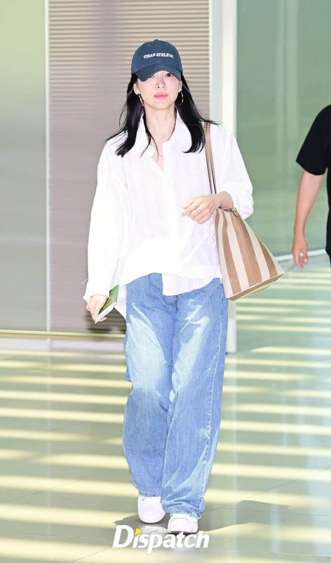 Bộ trang phục Song Hye Kyo diện cũng là tâm điểm của sự chú ý.