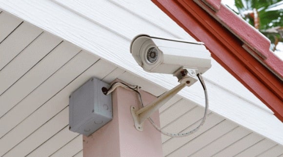 Lắp camera giám sát hướng vào những điểm khó nhìn thấy trong nhà có thể là một ý tưởng hợp lý để ngăn chặn các hoạt động xấu. 